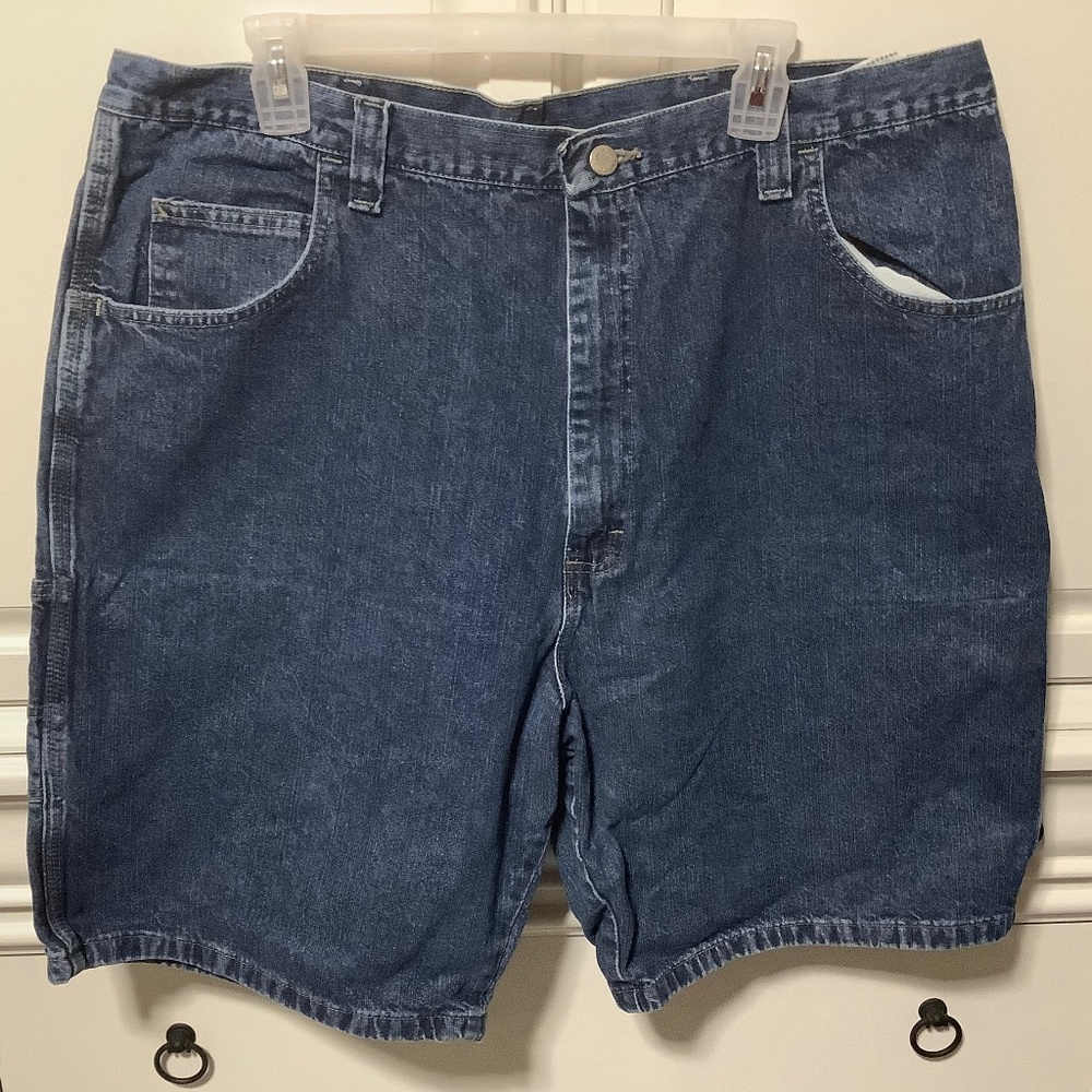 Wrangler Authentic Issue Size 42 men’s Jean shorts, EUC